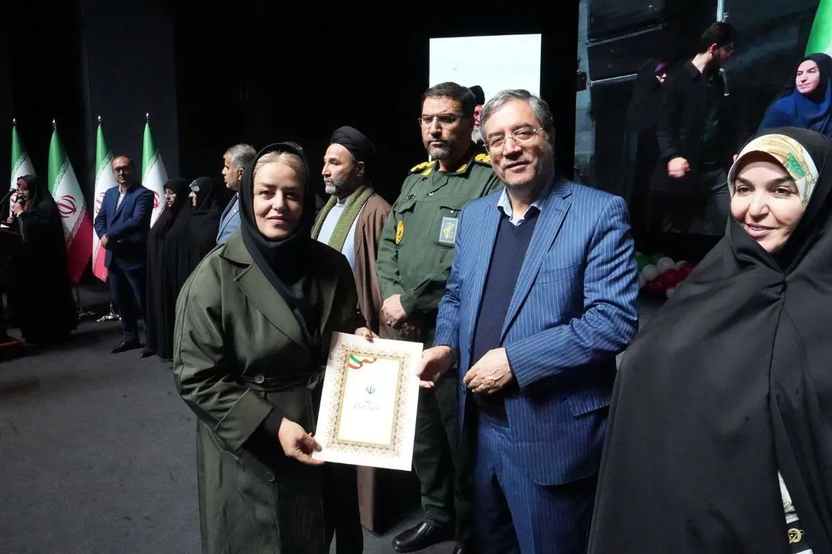 تجلیل از خبرنگار ایلنا به عنوان بانوی تأثیرگذار آذربایجان‌غربی