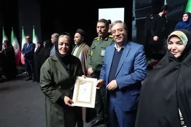 تجلیل از خبرنگار ایلنا به عنوان بانوی تأثیرگذار آذربایجان‌غربی