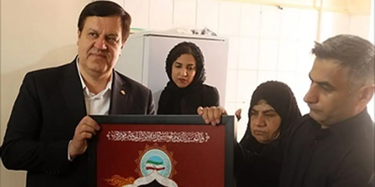 دیدار مدیرعامل بانک ملت با خانواده شهید امید اسدی، از کارکنان شهید بانک در جنگ رمضان