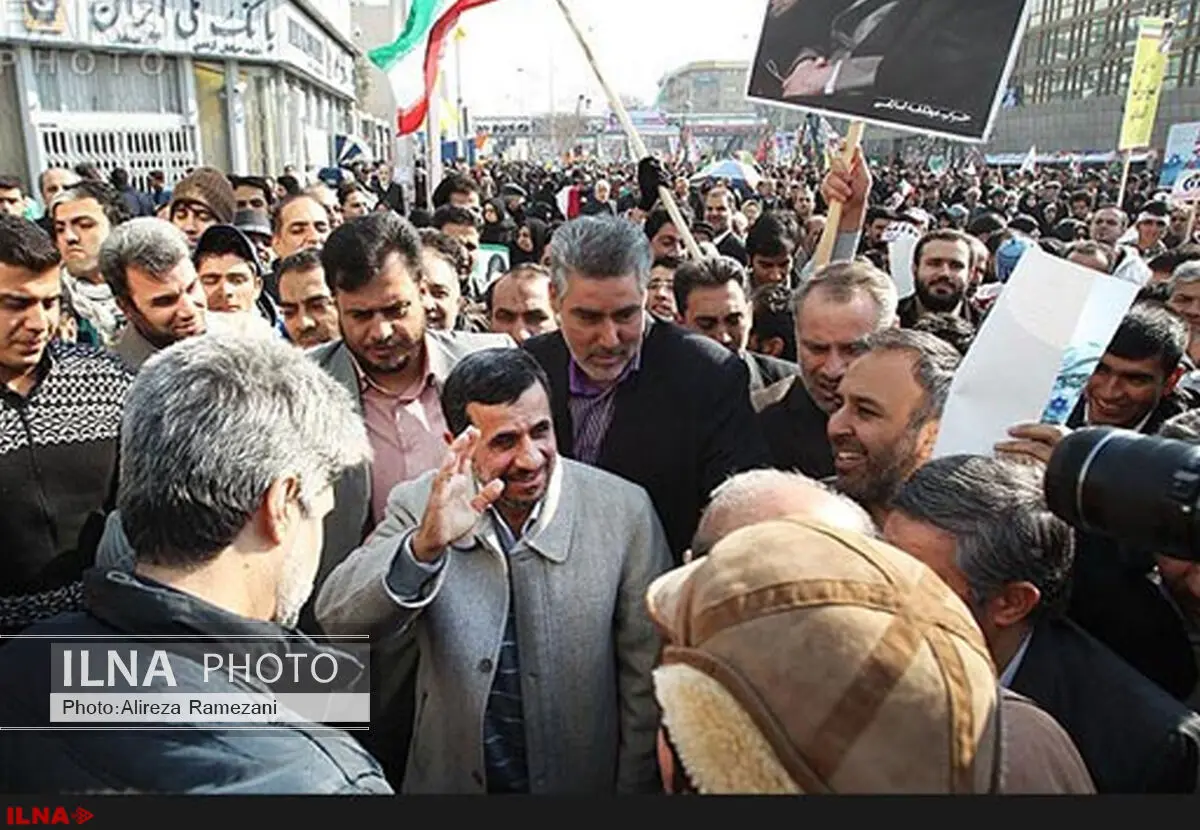 محمود احمدی‌نژاد به جمع راهپیمایان ۲۲ بهمن پیوست