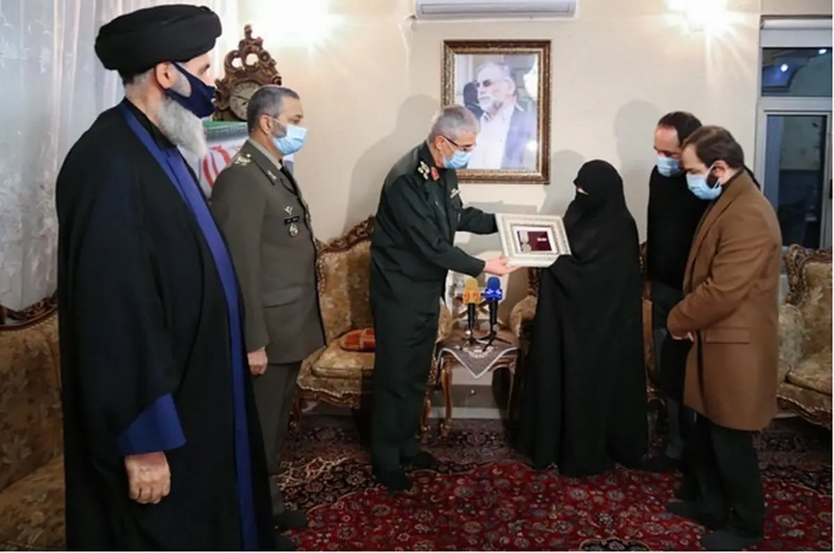 تقدیم نشان درجه یک نصر به دانشمند شهید محسن فخری‌زاده