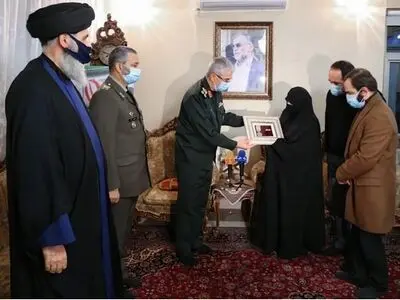 تقدیم نشان درجه یک نصر به دانشمند شهید محسن فخری‌زاده