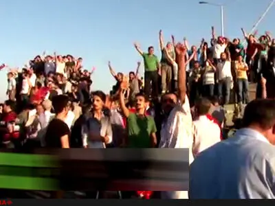 فیلم / جشن مردم  پس از بازپس گیری پل بسفور  بر روی تانک های ارتش 
