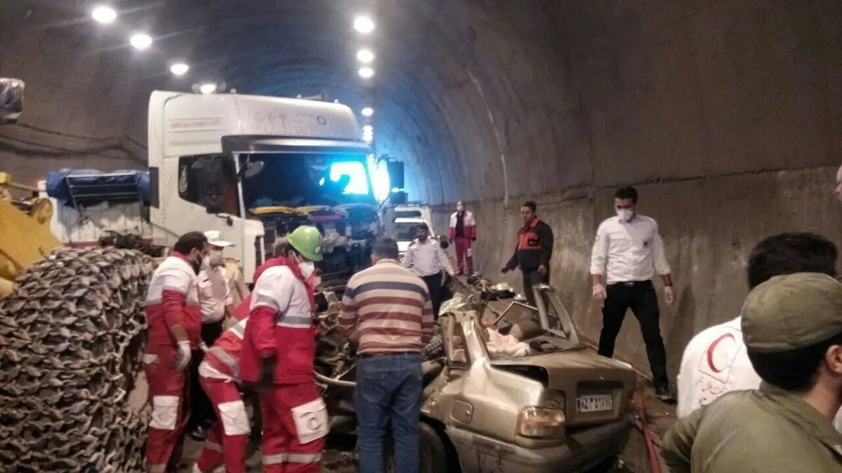  تلاش نجاتگران هلال احمر اردبیل برای رهاسازی مصدومان گرفتار شده در حادثه برخورد خودرو
