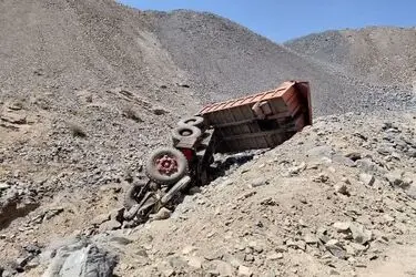 واژگونی کامیون حمل زغال سنگ در کوهبنان؛ یک کارگر جان باخت