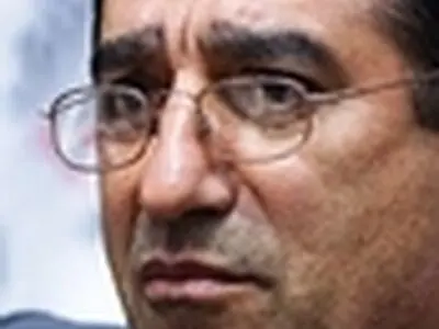 قادر آشنا: هیچ نهادی خارج از تئاتر به من فشار نیاورد