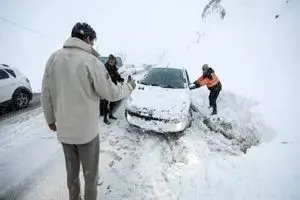 ترافیک سنگین در محورهای مواصلاتی کندوان و هراز در پی بارش برف