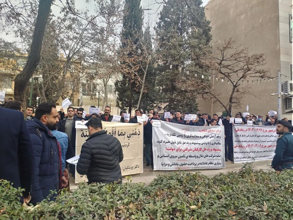 تجمع کارگران ارکان ثالث نفت مقابل نهاد ریاست جمهوری/ خواستارِ تبدیل وضعیت هستیم