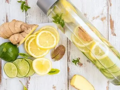 طرز تهیه دتاکس واتر چربی‌سوز لیمو زنجبیل