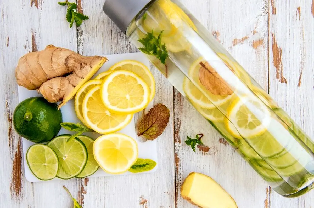 طرز تهیه دتاکس واتر چربی‌سوز لیمو زنجبیل