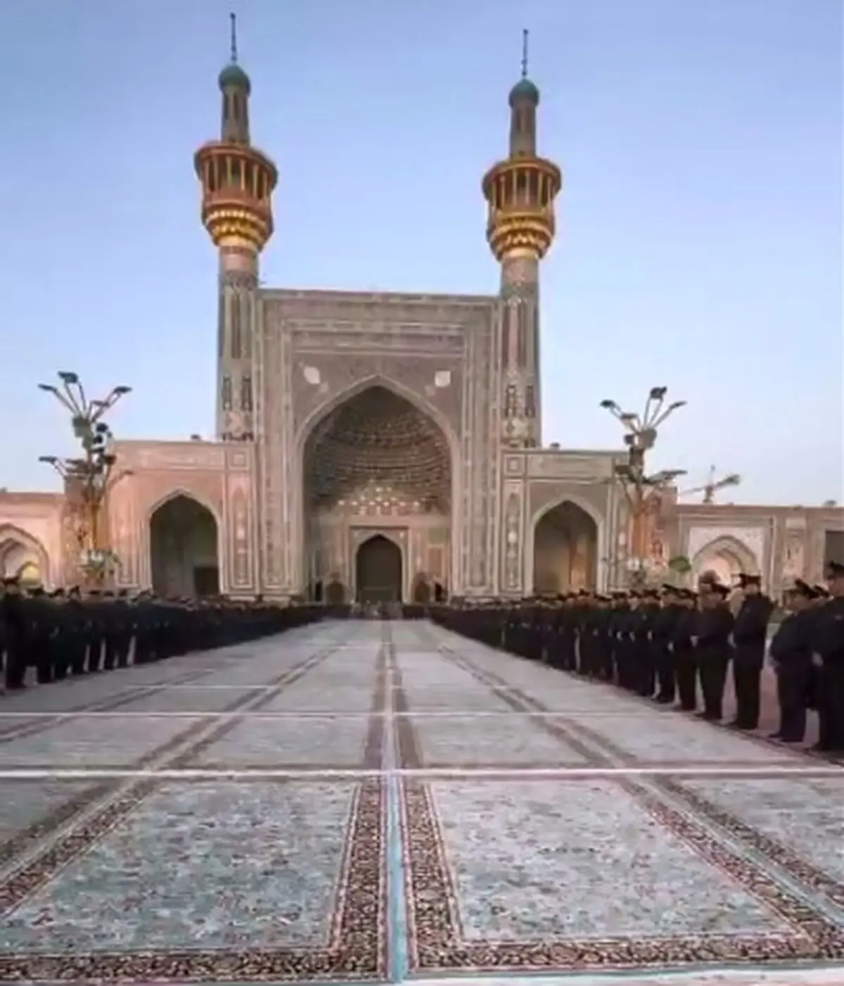 آیین تعویض کشیک و خطبه‌خوانی خادمان رضوی به یاد درگذشتگان حادثه بندرعباس + فیلم