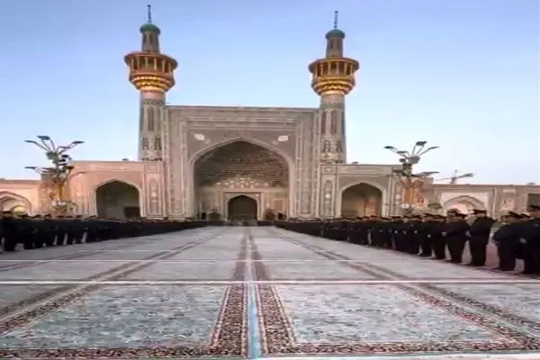 آیین تعویض کشیک و خطبه‌خوانی خادمان رضوی به یاد درگذشتگان حادثه بندرعباس + فیلم