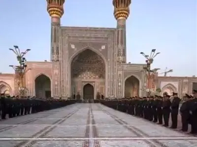 آیین تعویض کشیک و خطبه‌خوانی خادمان رضوی به یاد درگذشتگان حادثه بندرعباس + فیلم