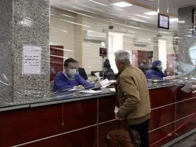 افزایش ابتلای کارکنان بانک‌ها به کرونا در فارس/ریگی زادگان : مدیران بانک‌ها نباید کارمندان مبتلا را مجبور به کار کنند/ فعالیت مبتلایان به کرونا در ادارات جرم است/ جانشین استاندار : با متخلفان برخورد می‌شود