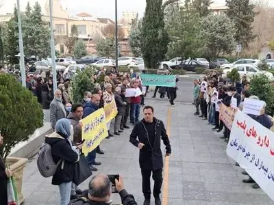 کمبود شربت اپیوم در ۱۵ استان؛ تجمع درمانگران اعتیاد مقابل وزارت بهداشت

