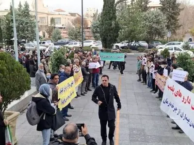 کمبود شربت اپیوم در ۱۵ استان؛ تجمع درمانگران اعتیاد مقابل وزارت بهداشت

