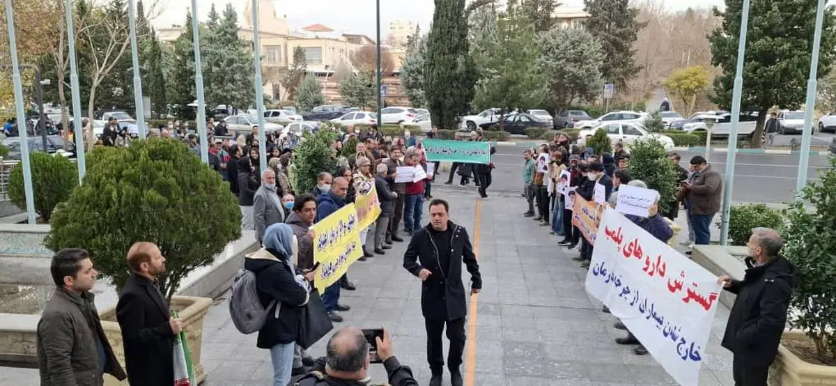کمبود شربت اپیوم در ۱۵ استان؛ تجمع درمانگران اعتیاد مقابل وزارت بهداشت

