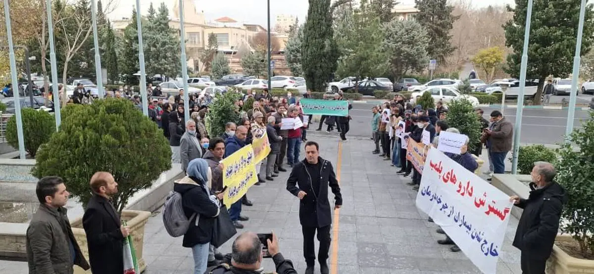 کمبود شربت اپیوم در ۱۵ استان؛ تجمع درمانگران اعتیاد مقابل وزارت بهداشت

