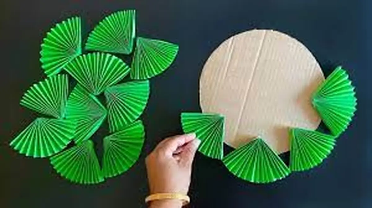 به همین راحتی گل‌آویز کاغذی برای جشن هایتان بسازید