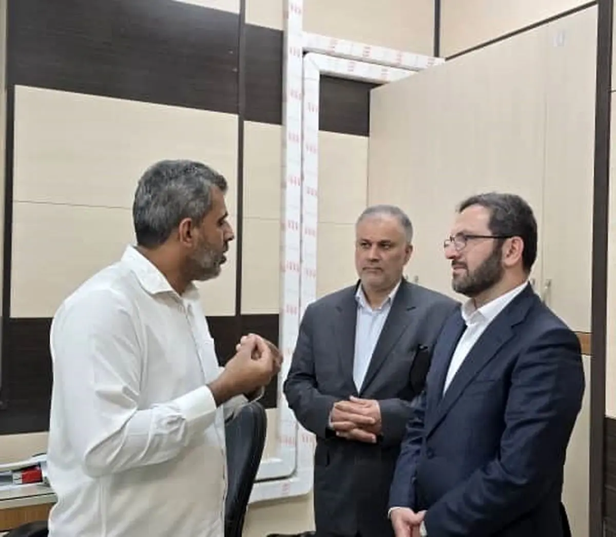 بازدید سرزده مدیرعامل بانک کشاورزی از شعبه جاسک/ تأکید متقی‌نیا بر تسریع خدمت‌رسانی به مردم