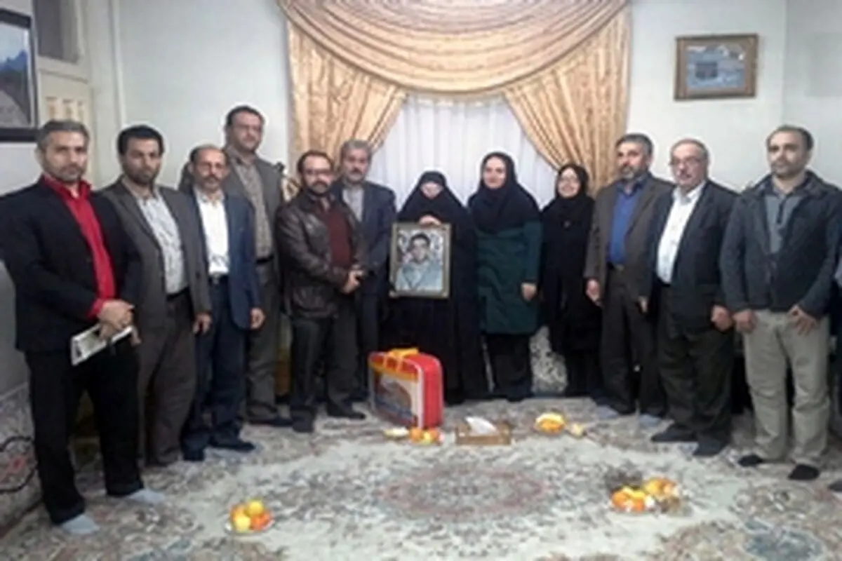 دیدار اعضای شورای شهر و شهردار آمل با خانواده شهید حسن کرد