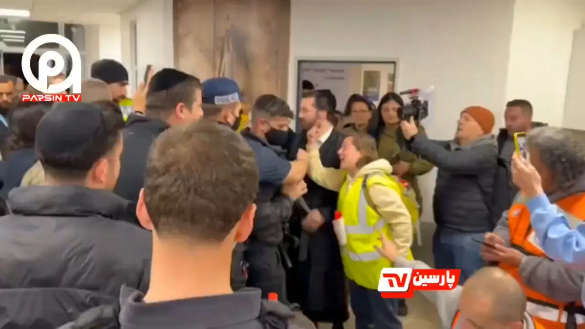 حمله یک زن اسرائیلی به وزیر امنیت ملی اسرائیل بن گویر در پی کشته شدن تعداد زیادی از صهیونیست‌ها در عراد + فیلم