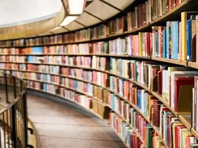  6 کتاب شعر محبوب که باید در کتابخانه خود داشته باشید