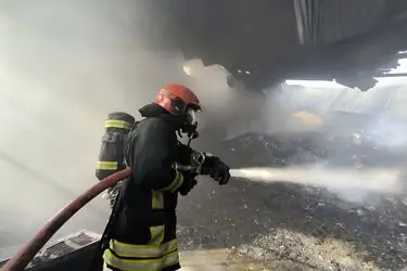 مهار آتش‌سوزی گسترده انبار ضایعات پلاستیک در مشهد