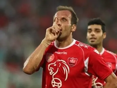 گل گهر یک(۲) – پرسپولیس یک(۳)؛ شاگردان درخشان از مهلکه سیرجان گریختند / سوشا ناجی سرخ ها