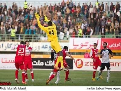 بازی فوتبال بین دو تیم صبا و تراکتور سازی تبریز
