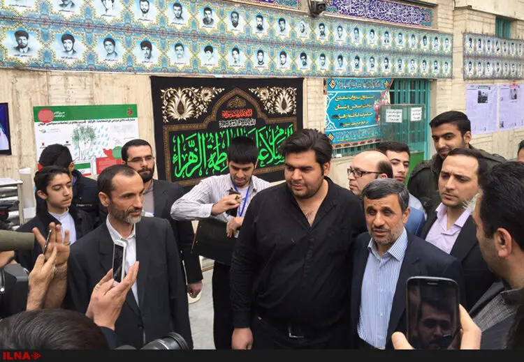 احمدی‌نژاد و بقایی رای خود را در مسجد نارمک به صندوق انداختند + تصاویر