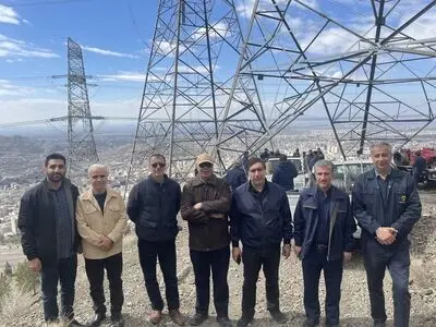کارکنان صنعت برق در خط مقدم خدمت به مردم هستند