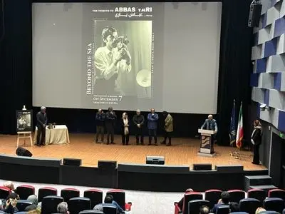 اهدای نشان درخت طلای عباس کیارستمی به عباس یاری