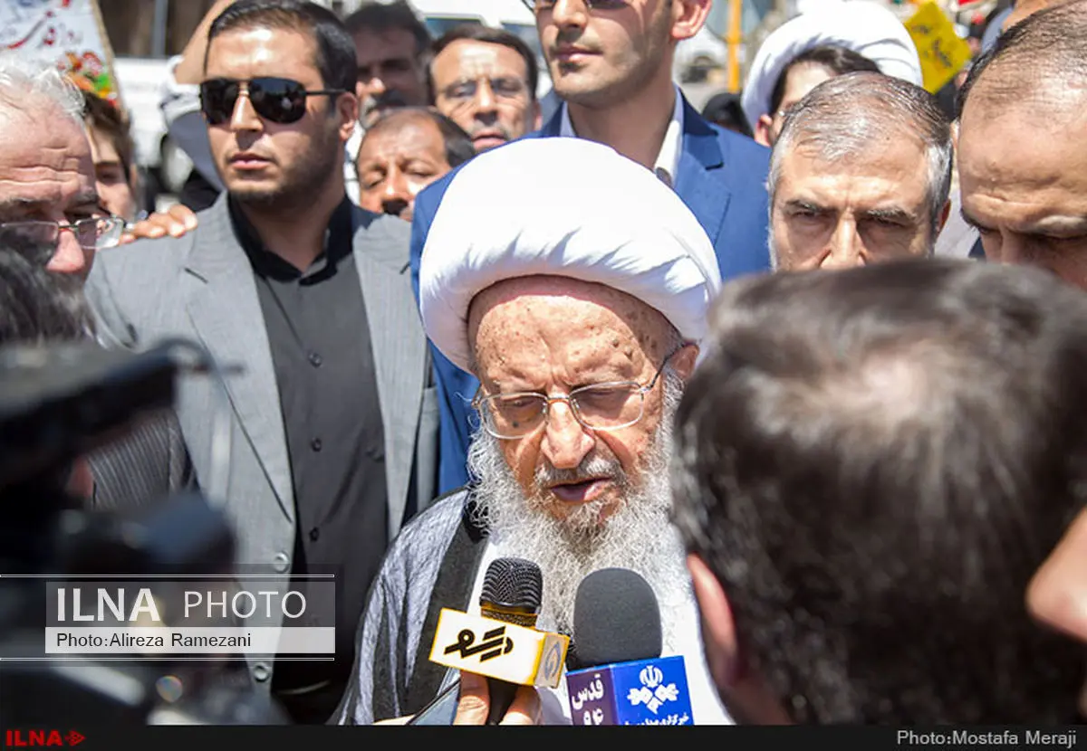 آیتالله مکارم: حضور مردم در راه انقلاب، خاری بر چشم دشمنان است