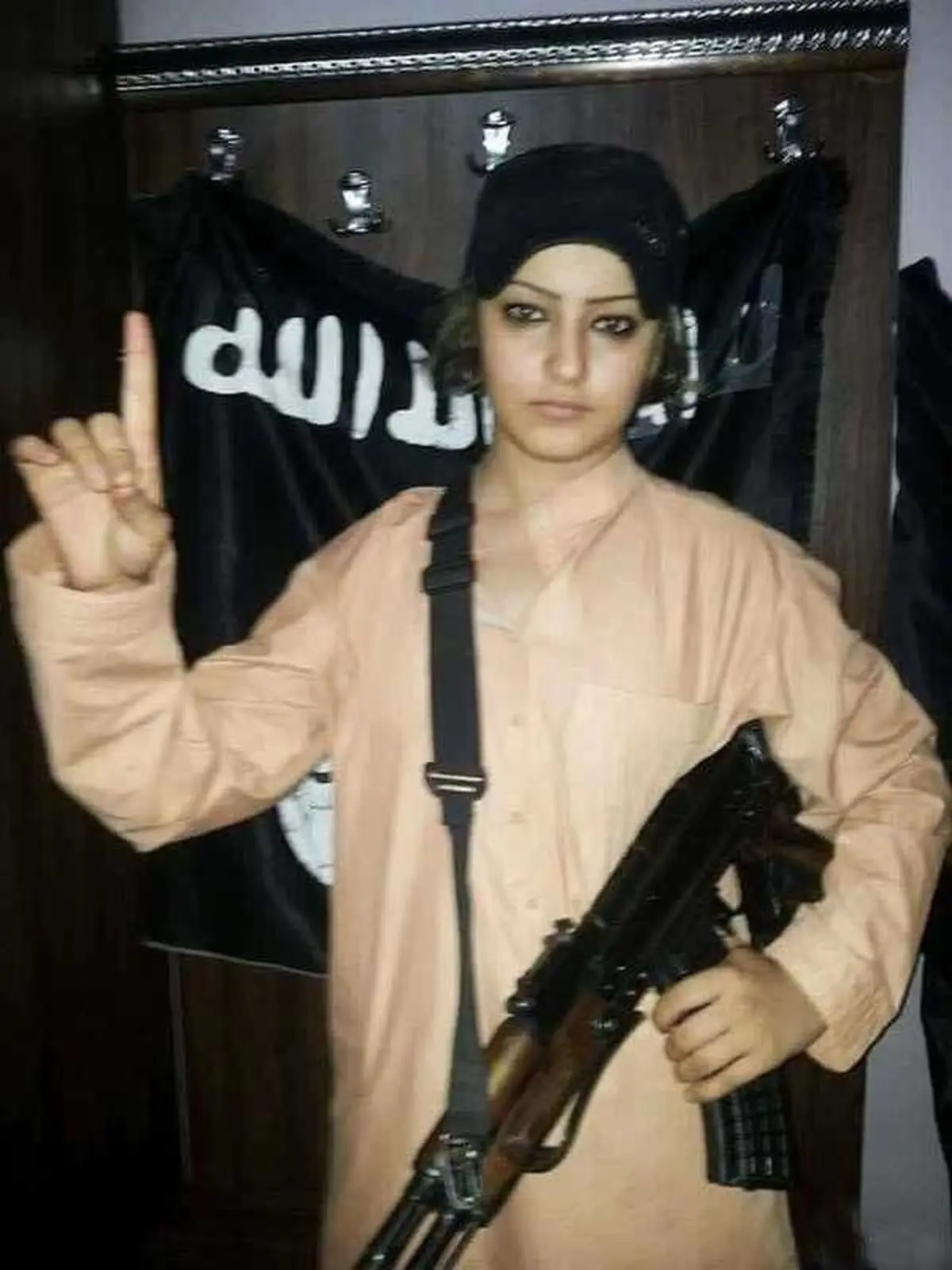 عکسی از یک دختر داعشی