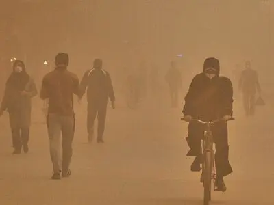 اعتراض قهرمان دوومیدانی به آلودگی خوزستان+ عکس