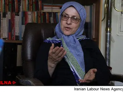  الهه کولایی در دانشگاه یزد سخنرانی می‌کند 