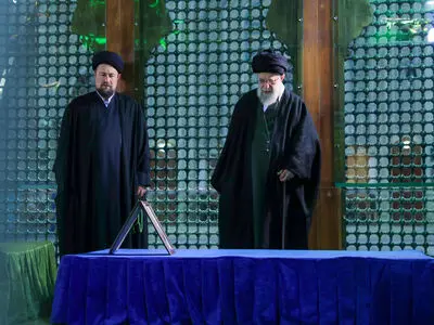 عشیة عشرة الفجر المبارکة .. قائد الثورة یزور مرقد الإمام الراحل (ره) 