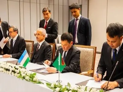 إیران توقع على اتفاقیة إنشاء ممر دولي مع جیرانها