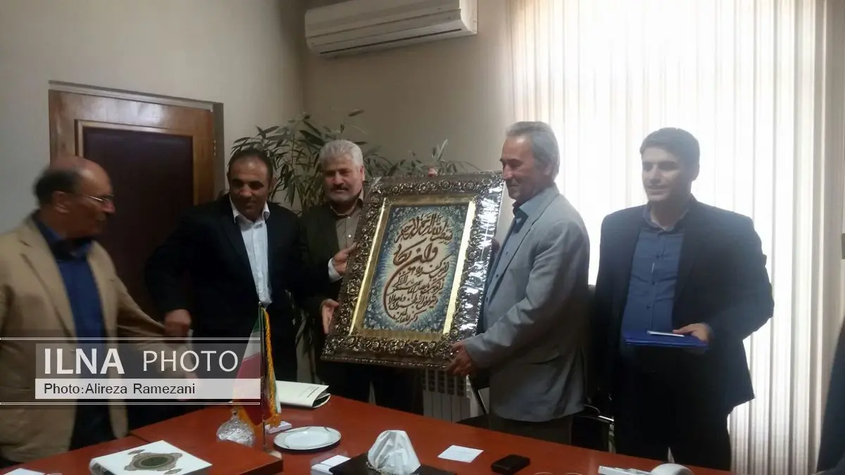 تجلیل بخشدار و مسولان کهریزک از نایب قهرمان کشتی جهان