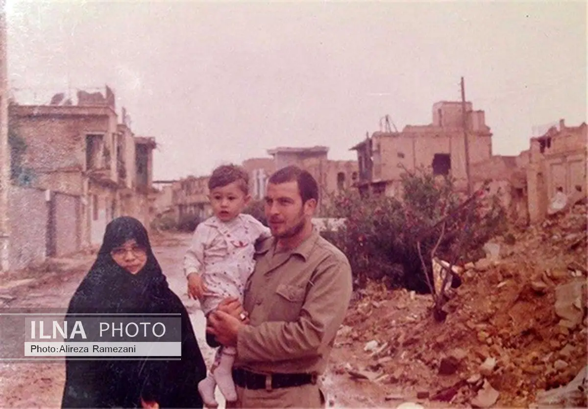 عکس/ قالیباف در کنار همسر و فرزندش در زمان جنگ