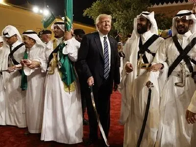 حضور ترامپ در مراسم رقص شمشیر در ریاض + ویدئو