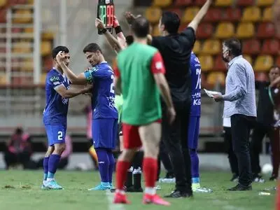 ویدیو: جشن قهرمانی بازیکنان استقلال در هواپیما!