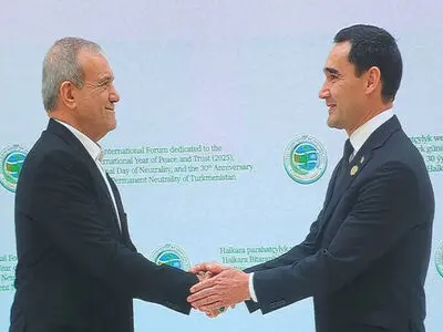 خلال لقائه رئيس تركمانستان؛ الرئيس بزشكيان: الثقة المتبادلة تضمن السلام والاستقرار بين الدول