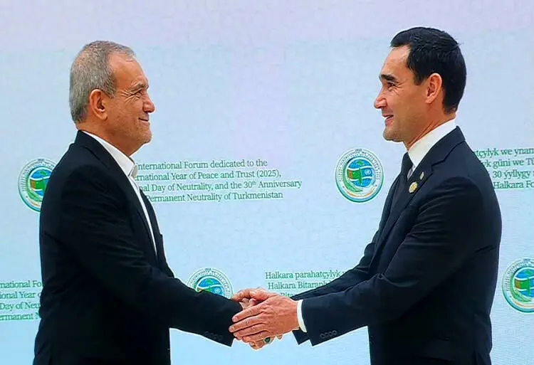 خلال لقائه رئيس تركمانستان؛ الرئيس بزشكيان: الثقة المتبادلة تضمن السلام والاستقرار بين الدول