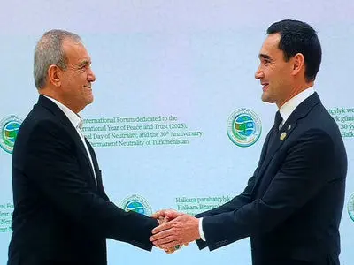 خلال لقائه رئيس تركمانستان؛ الرئيس بزشكيان: الثقة المتبادلة تضمن السلام والاستقرار بين الدول