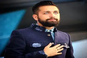 شوآف محسن افشانی در پیاده‌روی اربعین با دو گوشی گرانقیمت+ فیلم