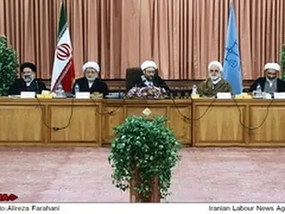 در عین ایستادگی نسبت به احکام٬ نگاه مردم نیز برای ما مهم است