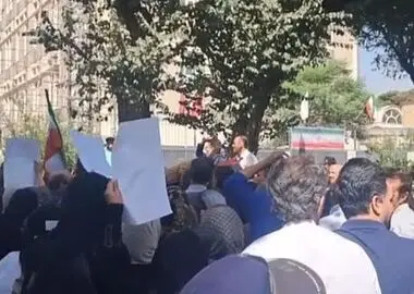 تجمع معلمان مقابل سازمان برنامه و بودجه/ حقوق‌مان کافی نیست