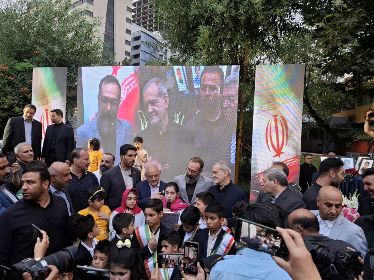 حضور پزشکیان در آیین گرامیداشت شهدای خردسال جنگ تحمیلی